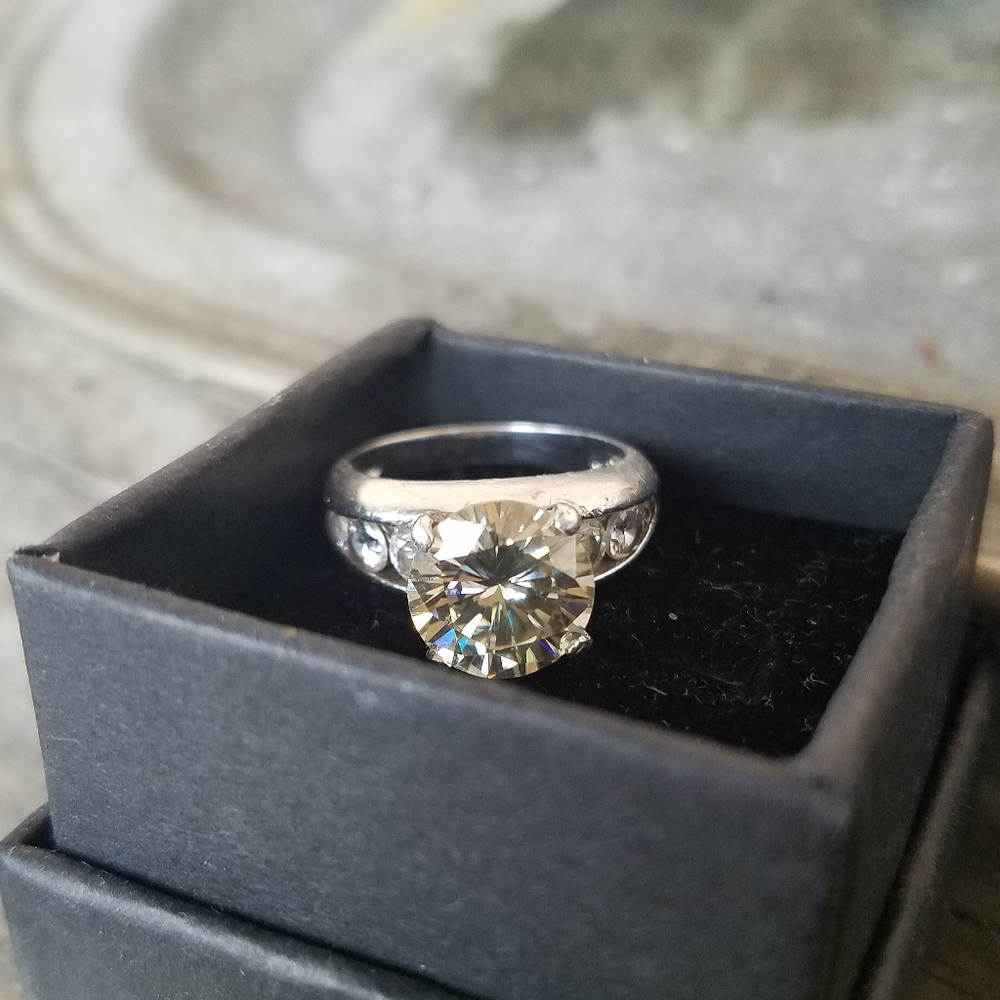 10.6mm Moissanit Channel Set in Silver 925 Ring